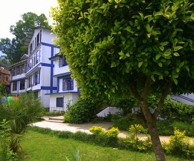 https://imgcld.yatra.com/ytimages/image/upload/t_hotel_yatra_city_desktop/v1482478873/Domestic Hotels/Hotels_Kalimpong/The Sood's Garden Retreat/Hotel_Exterior_facing_the_valley.jpg